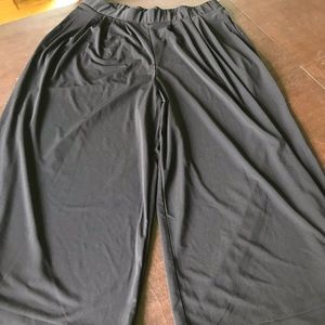 Women’s UNI QLO XL Black Crepe Cropped Pants